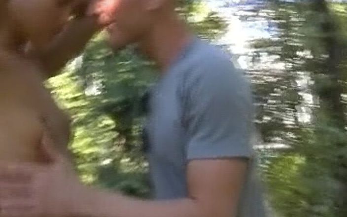 Enjoy German porn: さまざまな公共の場所で犯される美しいドイツ人形
