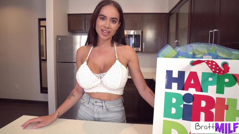 BrattyMilf: La matrigna mi ha regalato del sesso di compleanno