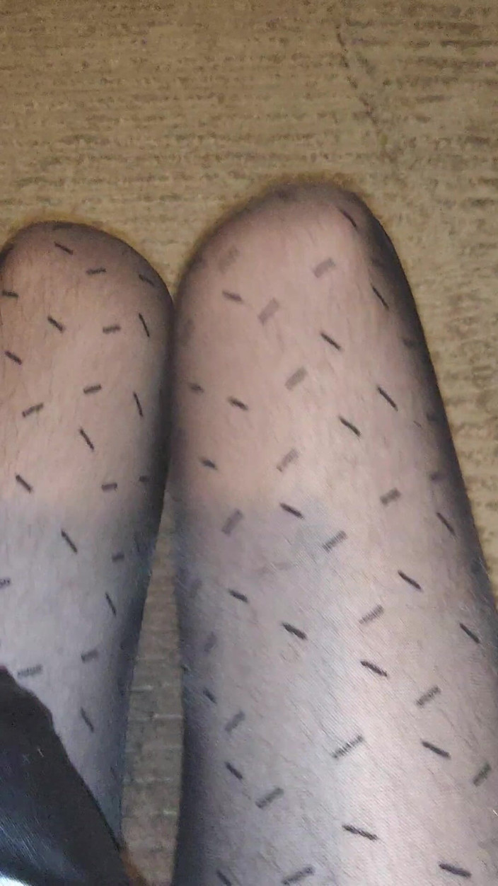 LoverPantyhose: Desen siyah külotlu çorabımla alay ediyor