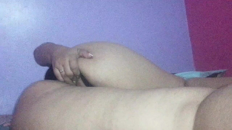 Sexysweet0455: Bruneta s velkým zadkem masturbuje, dokud dosáhne lahodného orgasmu