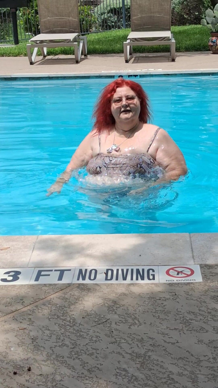 BBW nurse Vicki adventures with friends: Summer आ गई है! पूल सेक्सी बड़ी नर्स विकी शैली की पहली यात्रा का समय!