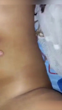 Omg! Aku lagi sendirian sama ibu tiriku dan aku minta tolong untuk ngentot kontolku yang sempit