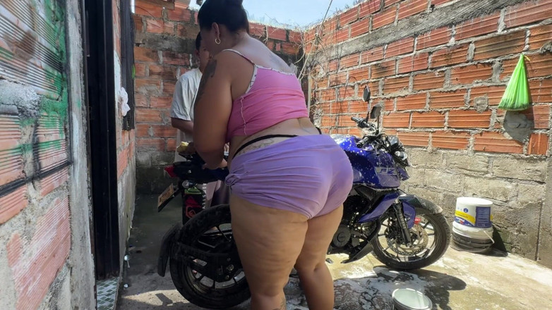 Lexly_16: Mein Nachbar hilft mir beim Waschen und fickt mich dann...