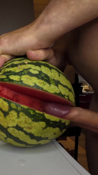 Bir Vegan'ı arılama yöntemim. Karpuzla sikişiyor