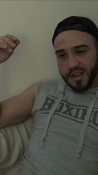 Giovane gay baoise dai suoi due amici