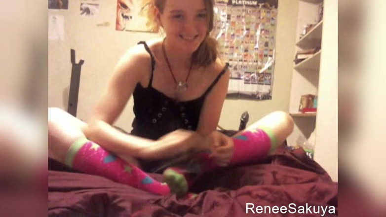 Renee Sakuya: Piedi solletico con piuma sul letto, indossando calze lunghe al...