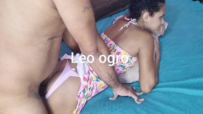 LeoOgro: सौतेला पिता सौतेली बेटी को किसी भी सहायता की मदद करने के लिए मौजूद है जिसकी उसे आवश्यकता है