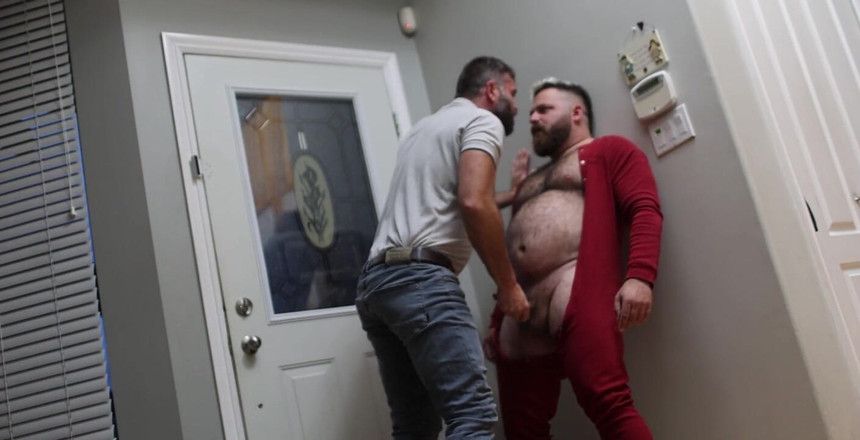 Huzzbearz: Seducându-l pe tipul care livrează pizza