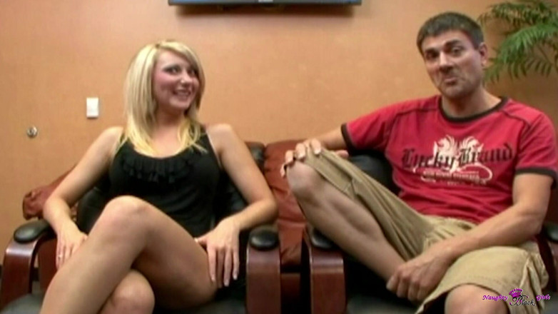 Naughty Black Girls: Questa ragazza bionda con grandi tette chiede un po 'di cavalcata...