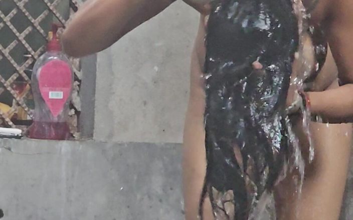 Aalox: Indian Desi Village Beautiful Girl While Bathing