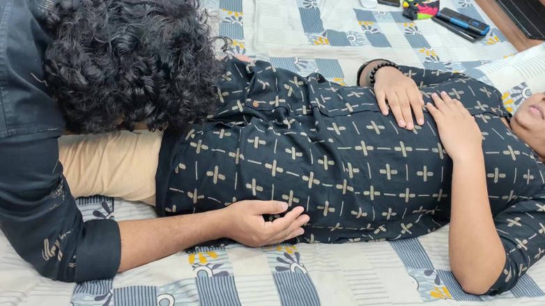 Vaishnavysharunraj: Baiser avec des pieds avec des seins