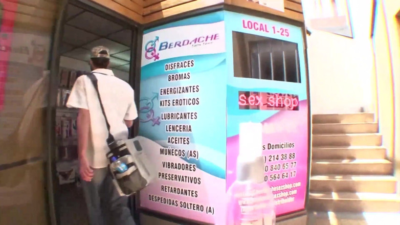 Monster Cocks: Tânăra blondă călărește o pulă tare