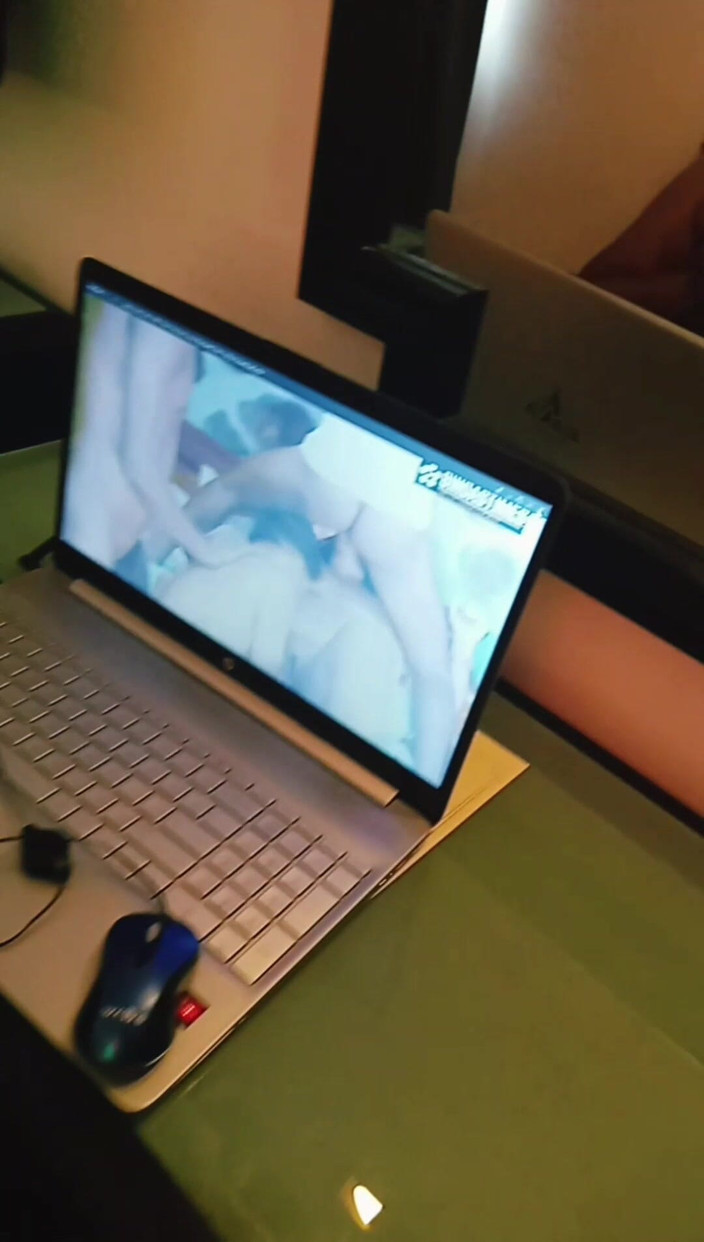 Goddess Silk Smita: オレンジ色のサリーの継母が彼女の子猫と遊ぶファンタジーロールプレイ