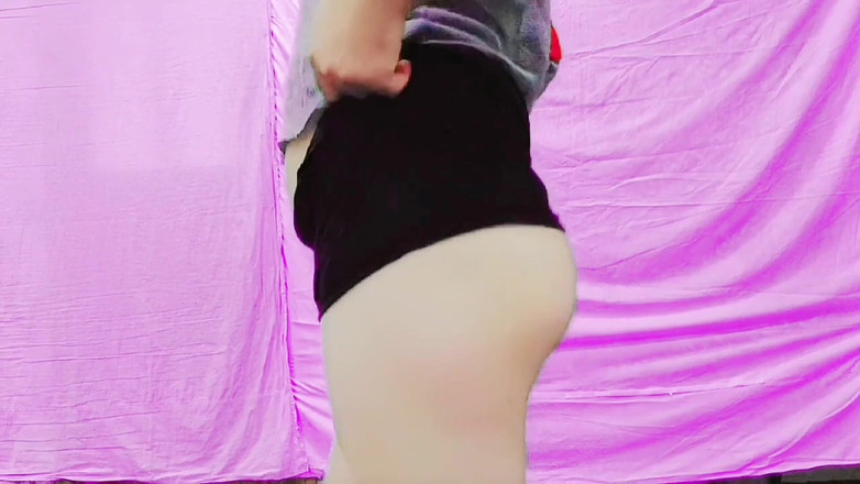 Kitty_Cross: 在玩丝带时看起来害羞的 Femboy