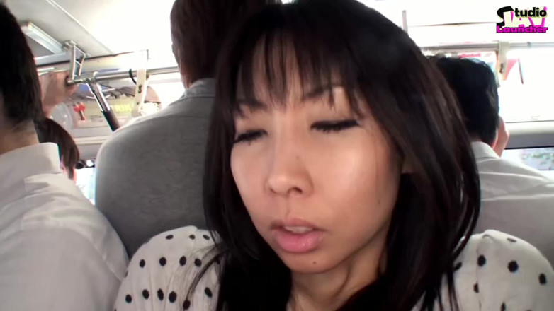 Studio JAV Launcher: Tensão lotada no ônibus, jovem esposa fica parada enquanto um momento...