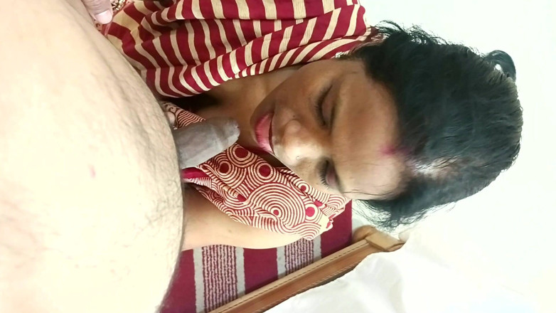 Popmini: インドのホットな村のバービー、サリー姿の非常にクローズアップのマスティでのフェラチオと激しいセックス