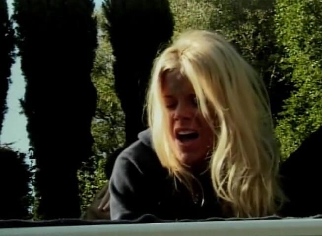 Public Lust: Linda rubia toma una gran polla en su agujero