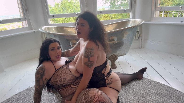 Thiccvision: PAWG anglaise vs latina à gros cul