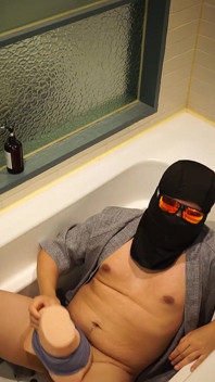 Kongkek mainan dalam tab mandi hotel