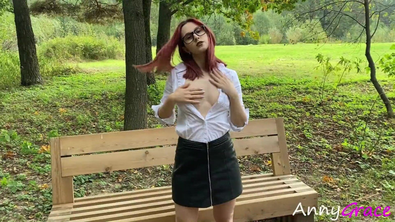 AnnyGrace: Sexy holka v oblečení sekretářky se svléká, masturbuje na lavičce,...