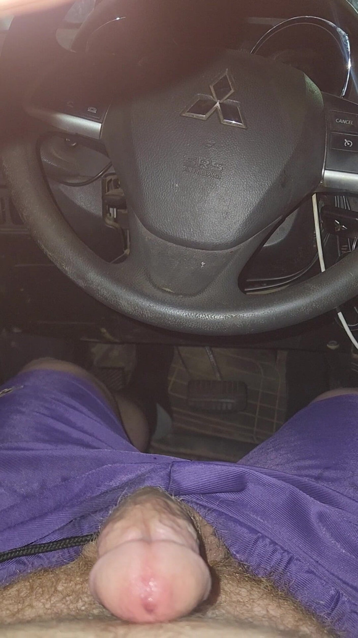 Djk31314: Menggunakan seluar dalam merah jambu untuk melancap di dalam kereta...