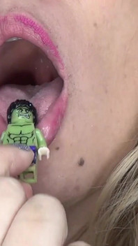 Minunat!! Înghițind Un Lego Hulk Uriaș