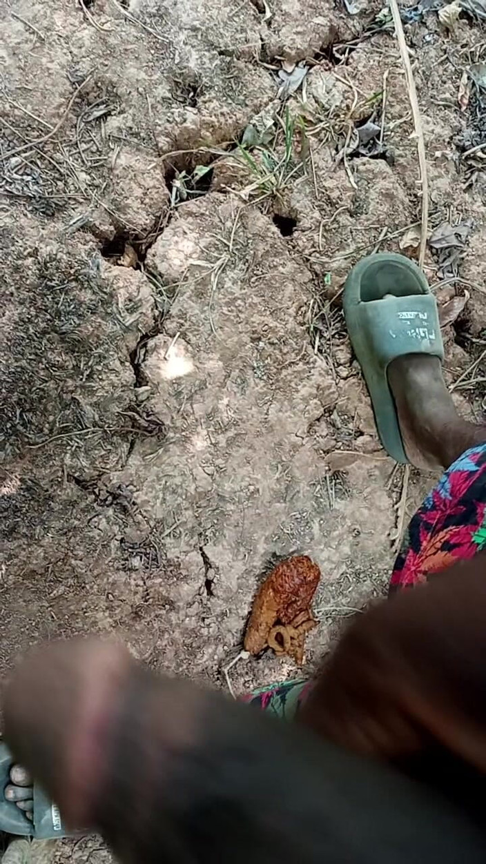 Kpekus arena: Cậu bé châu Phi thủ dâm bên trong bụi cây