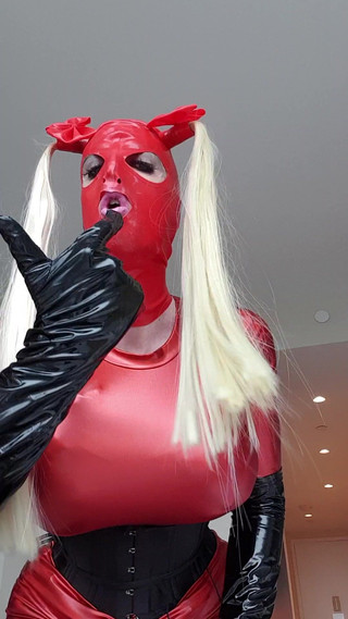 Slutty Sandy: 愚蠢的荡妇娘娘腔在红色乳胶服