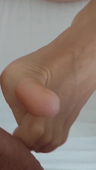 Une femme mature blonde amateur présente son corps nu et son sexe