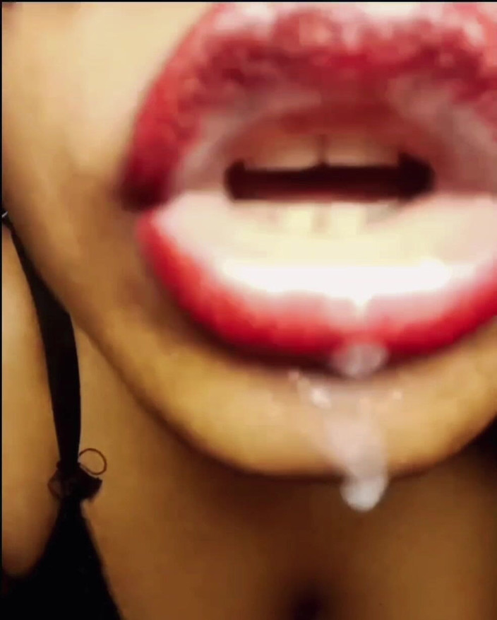 HotlisaAct: Sexy indická dívka se uspokojuje doma