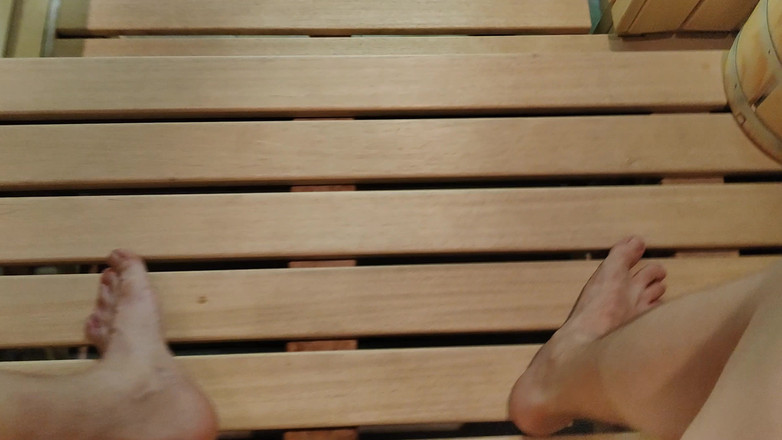 Bayer911: 年轻的苗条白人男孩在桑拿房里撸管