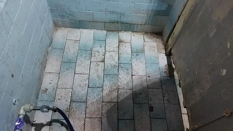 Zaid: Masturbazione dentro il bagno con un bellissimo e grande pene