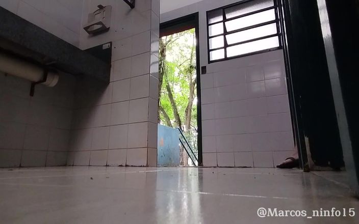 Marcosninfo: Sono stato sorpreso a esibirmi in un bagno pubblico dopo...
