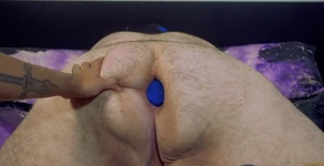 Leker med Bear's ass och får honom att runka tills han kommer. Han sköt ganska hårt!