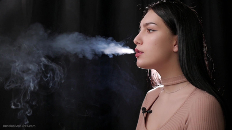 Russian Smokers: Amazing and Sexy Russian Babe Smoking Cigarette