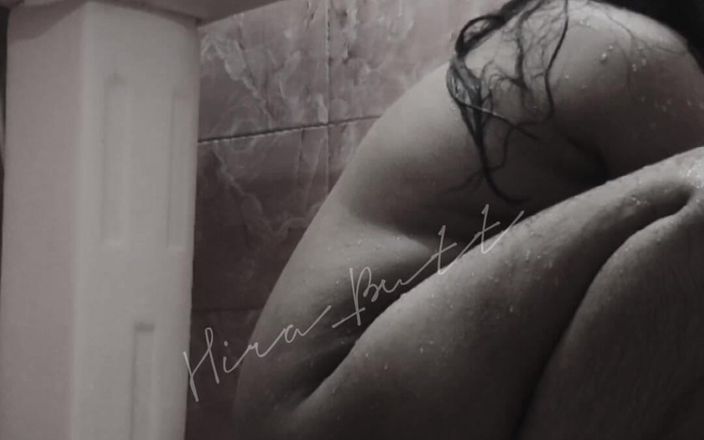 Faryal: Hintli kadın banyo yapıyor