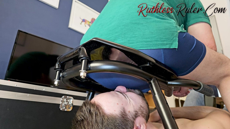 Ruthless ruler - maledom: Mangia le mie scoregge e indovina cosa ho mangiato 