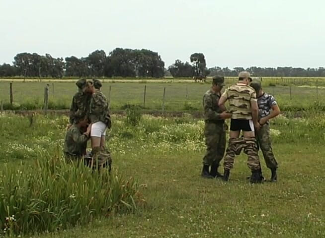 Bareback TV: Des homosexuels militaires satisfont leurs besoins sexuels dans une orgie à...