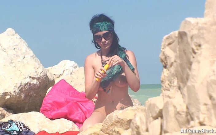 Only Big Melons: Adrianne op het strand! Knipperende video!