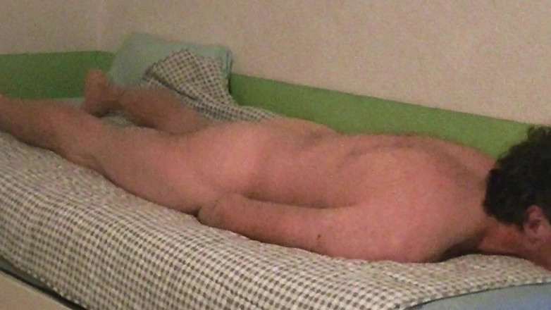 Mark Hannes: 裸のベッドで手射精したマスターベーション