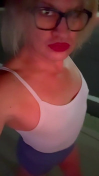 Hrdá veřejná Sissy Yoga Booty Shortshorts děvka