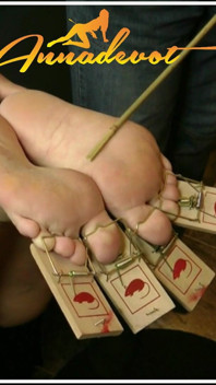 BDSM - Juega Con Mis Pies Y En Mis Dedos, Bastante Fuerte, Porque Soy Extremadamente Sensible Ahí, Pero Te Pone Cachonda.