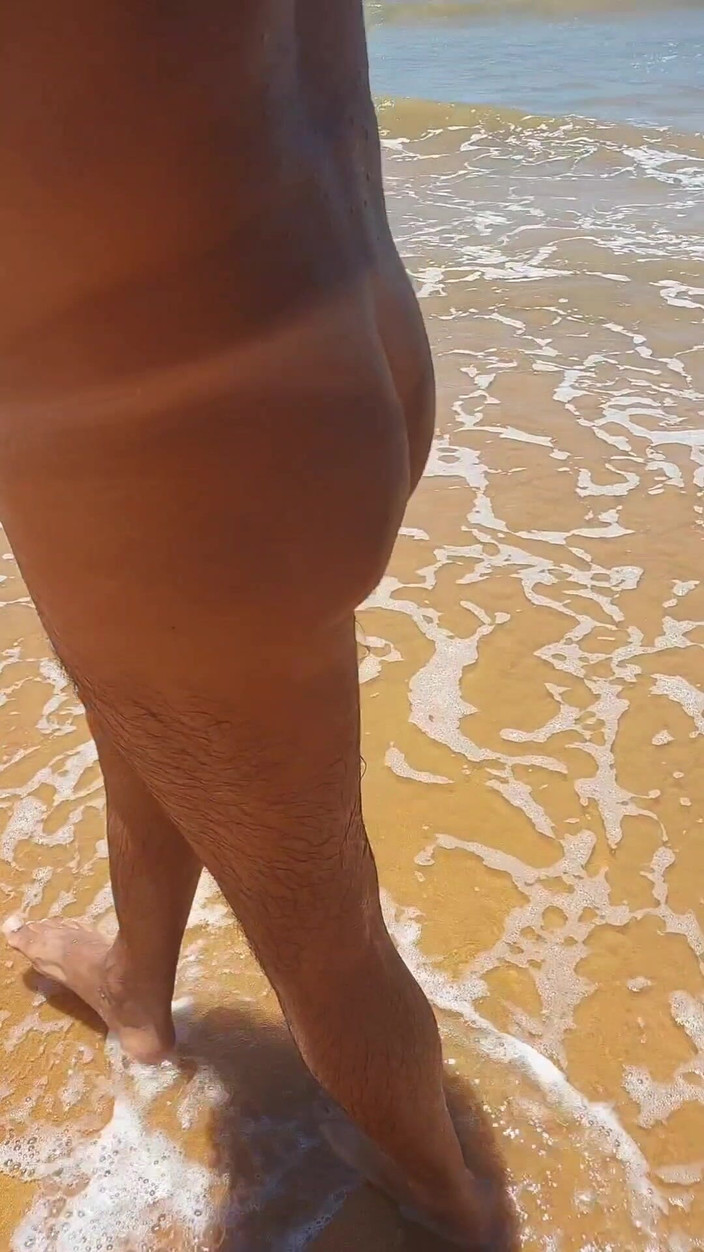 Ladysilvas: Ladysilva chodí nahá na pláži a masturbuje, dokud se neudělá