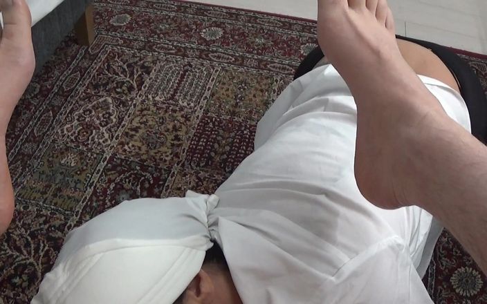 Qombol: 아빠가 일하는 동안 발정난 아랍 새엄마를 다시 따먹어