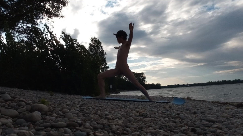 Jon Arteen: Schlanker Fkk-junge Macht Yoga Nackt an Einem Fkk-strand. Nacktes Yoga-video...