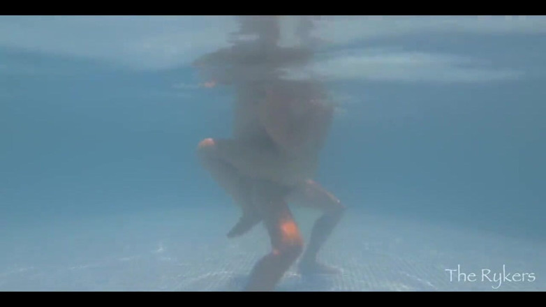 Mya Lane: Quente casal na piscina - os vizinhos adoram quando fazemos um...