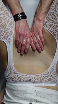 Puños y eyaculaciones amateur caseras grabando coño MILF caliente estirado con ambas manos