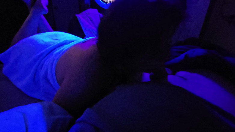 Funhousewife69: काली रोशनी के नीचे नग्न लंड चूसने से मुँह भर गया