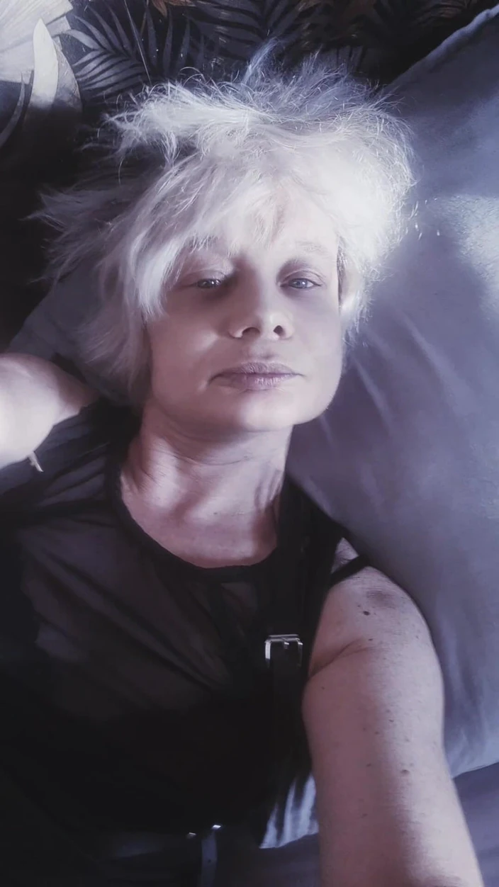 Sofy13: Присоединяйся ко мне на кровати для моего следующего видео и трахни мою киску и мою задницу