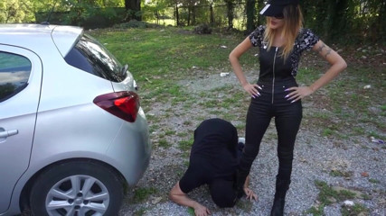 Lady Mesmeratrix Official: Gagica dominatoare feminină vrea să-l pedepsească în aer liber